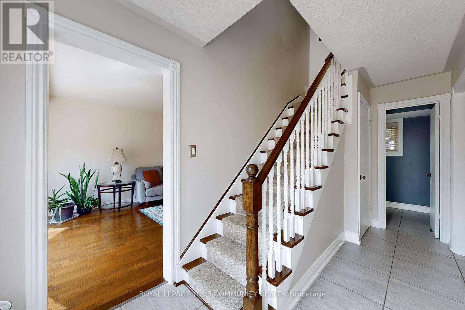 Photo 5 of 22 Hulst Drive, Bradford West Gwillimbury ON