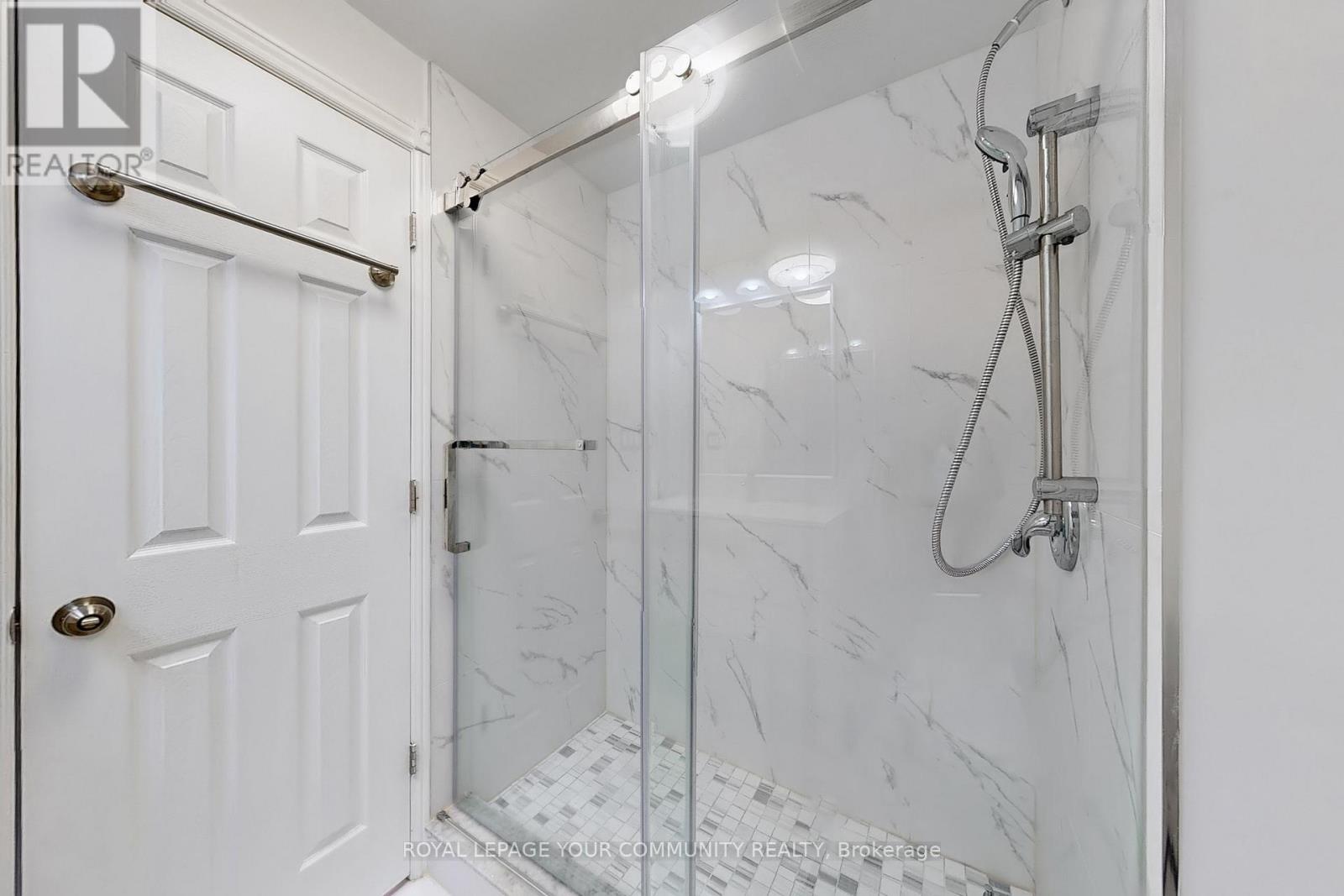 Photo 40 of 22 Hulst Drive, Bradford West Gwillimbury ON