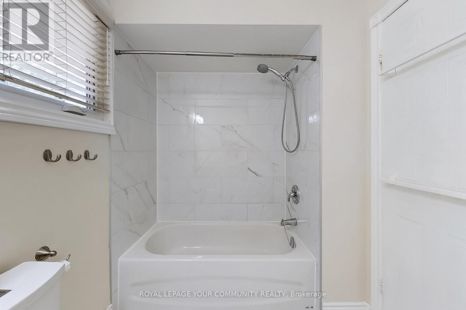 Photo 8 of 22 Hulst Drive, Bradford West Gwillimbury ON
