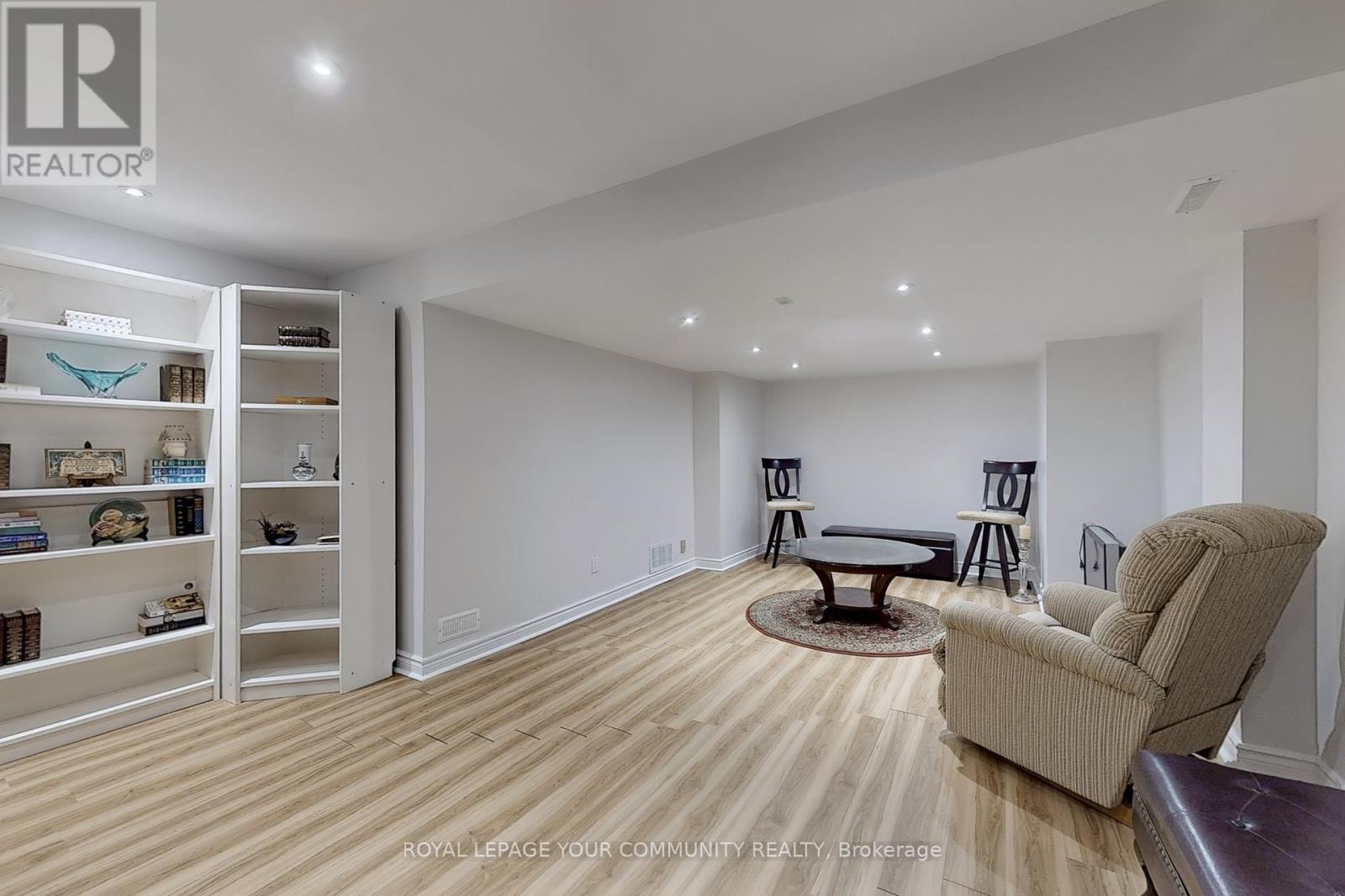 Photo 32 of 22 Hulst Drive, Bradford West Gwillimbury ON