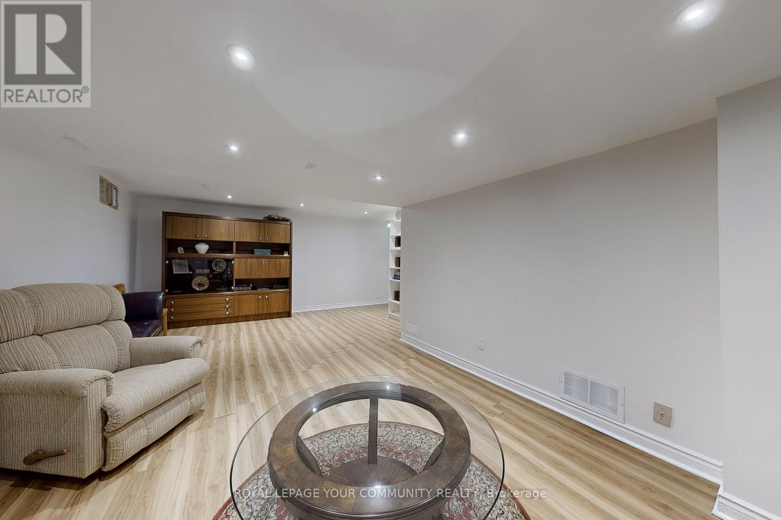 Photo 11 of 22 Hulst Drive, Bradford West Gwillimbury ON