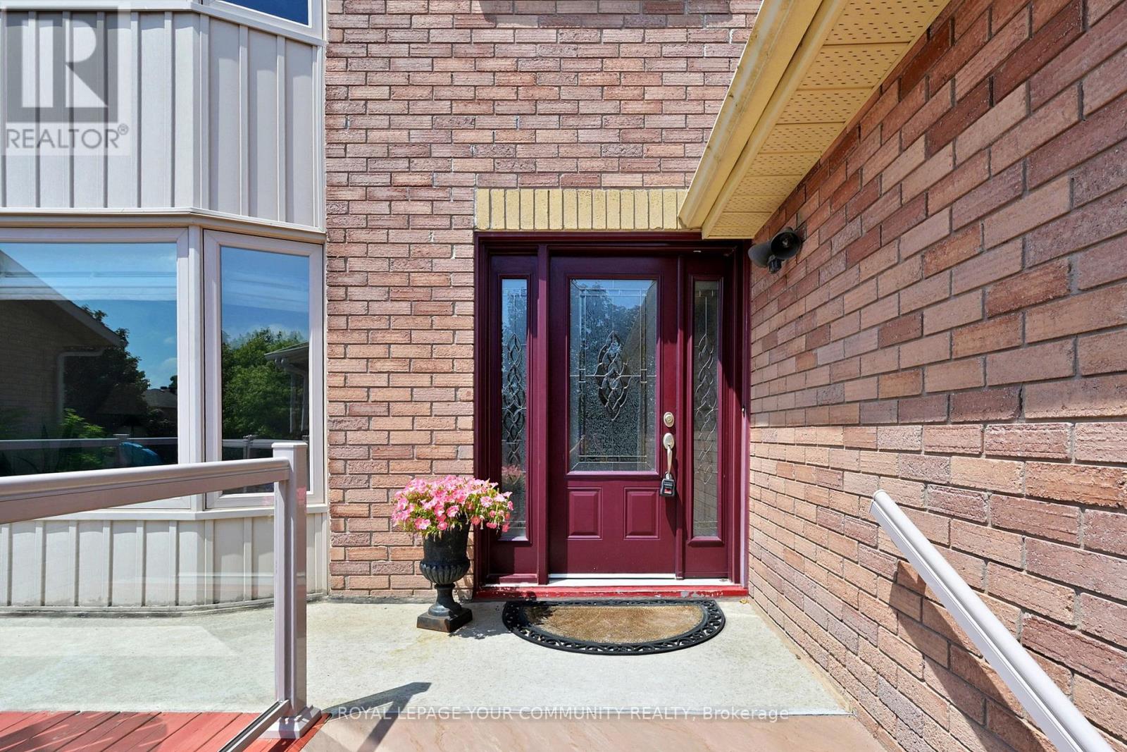 Photo 1 of 22 Hulst Drive, Bradford West Gwillimbury ON