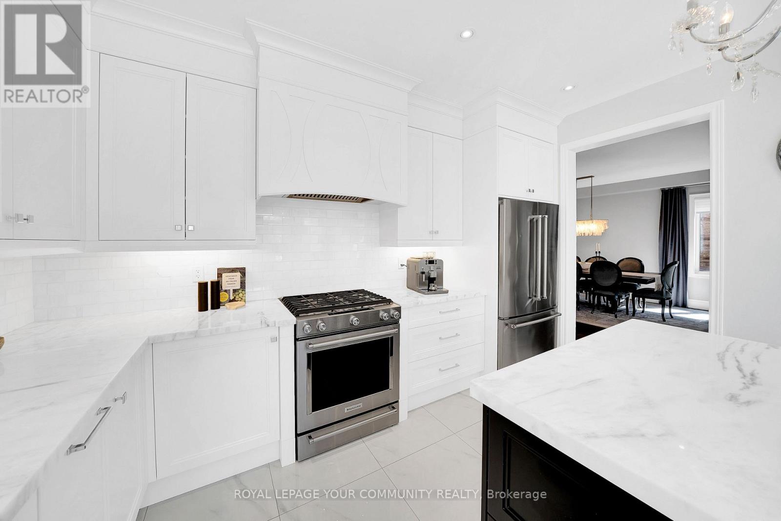 Photo 11 of 306 West Lawn Crescent, Whitchurchstouffville ON