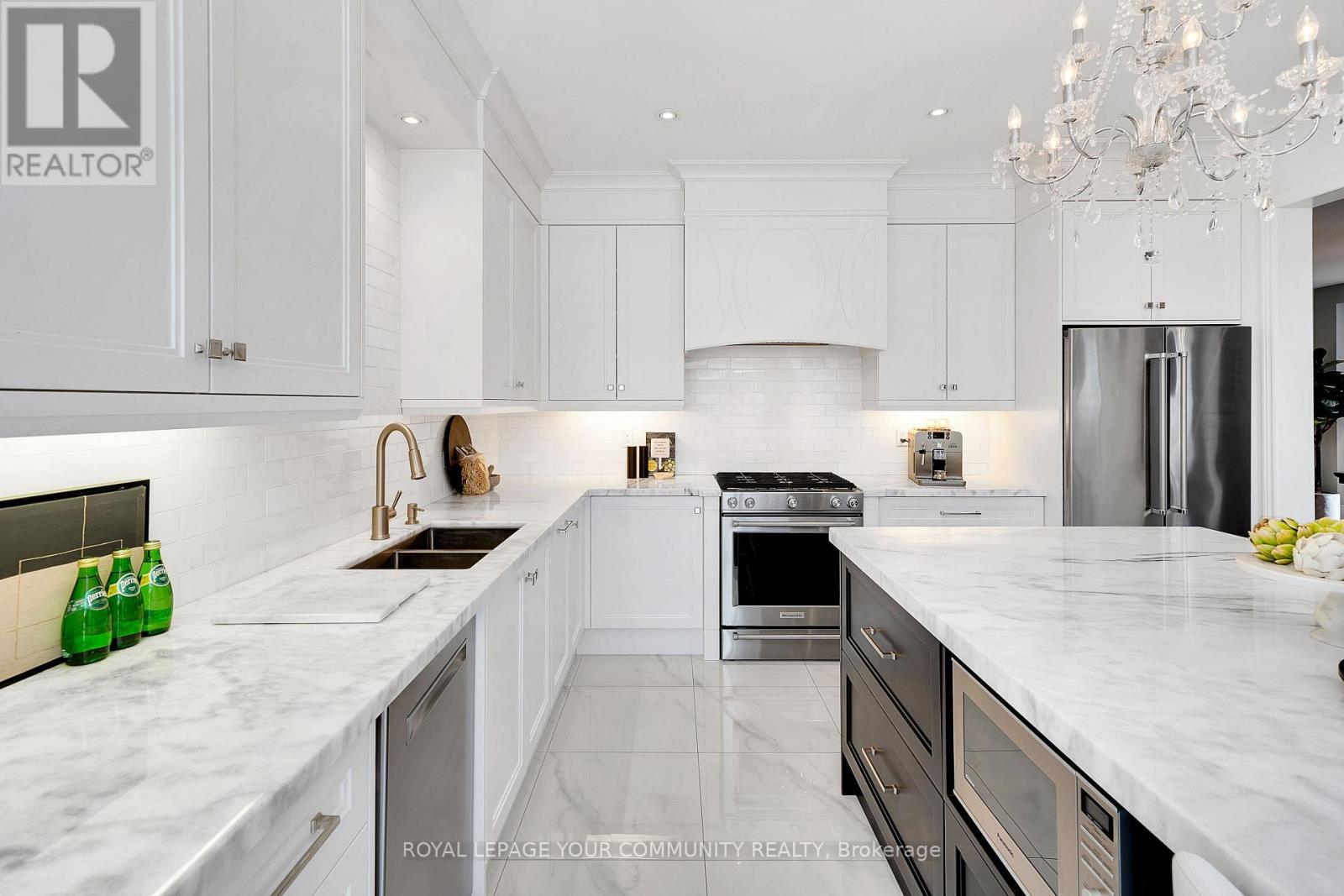 Photo 12 of 306 West Lawn Crescent, Whitchurchstouffville ON