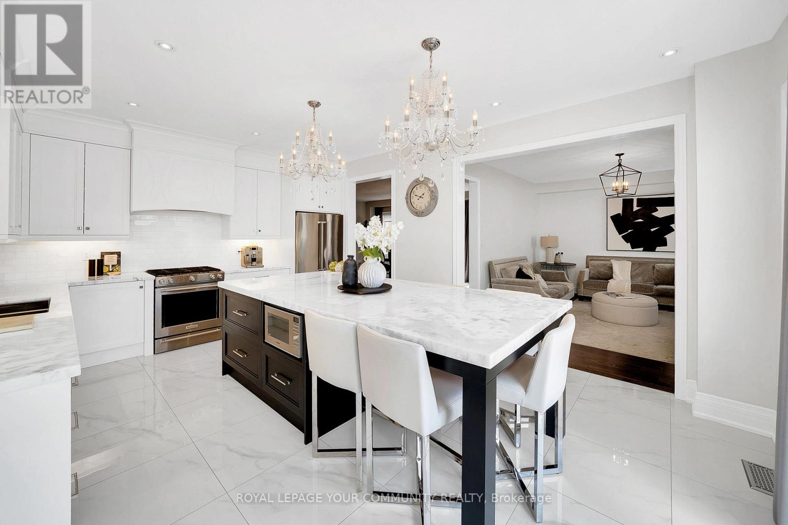 Photo 13 of 306 West Lawn Crescent, Whitchurchstouffville ON