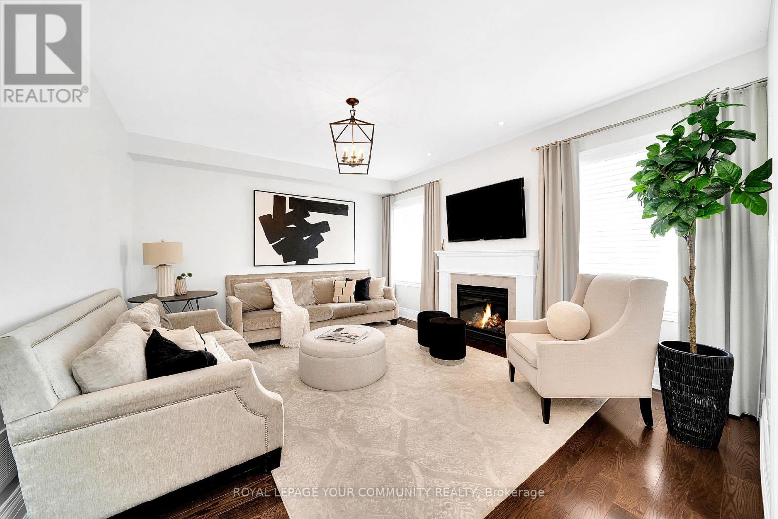 Photo 16 of 306 West Lawn Crescent, Whitchurchstouffville ON