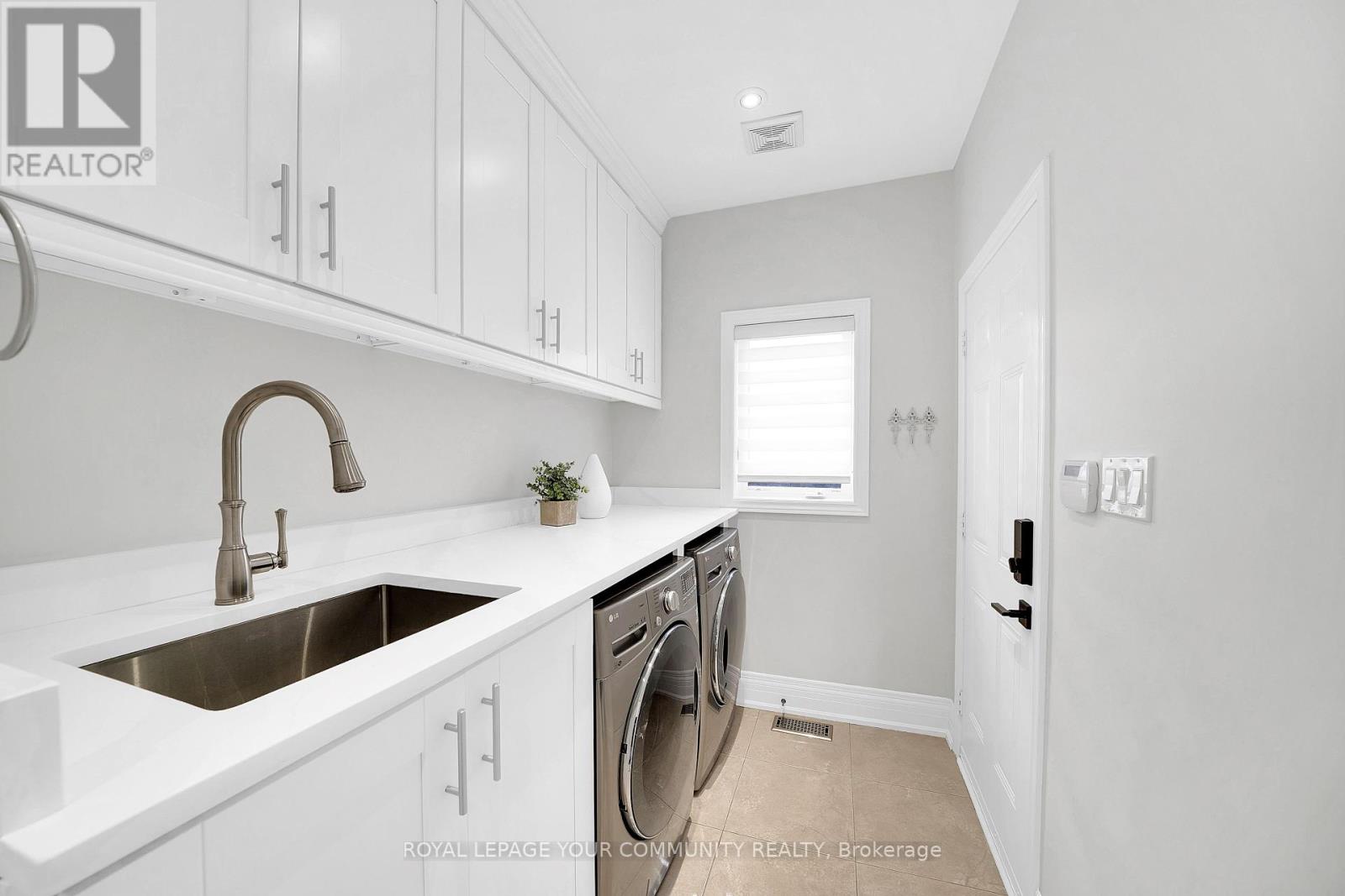 Photo 18 of 306 West Lawn Crescent, Whitchurchstouffville ON