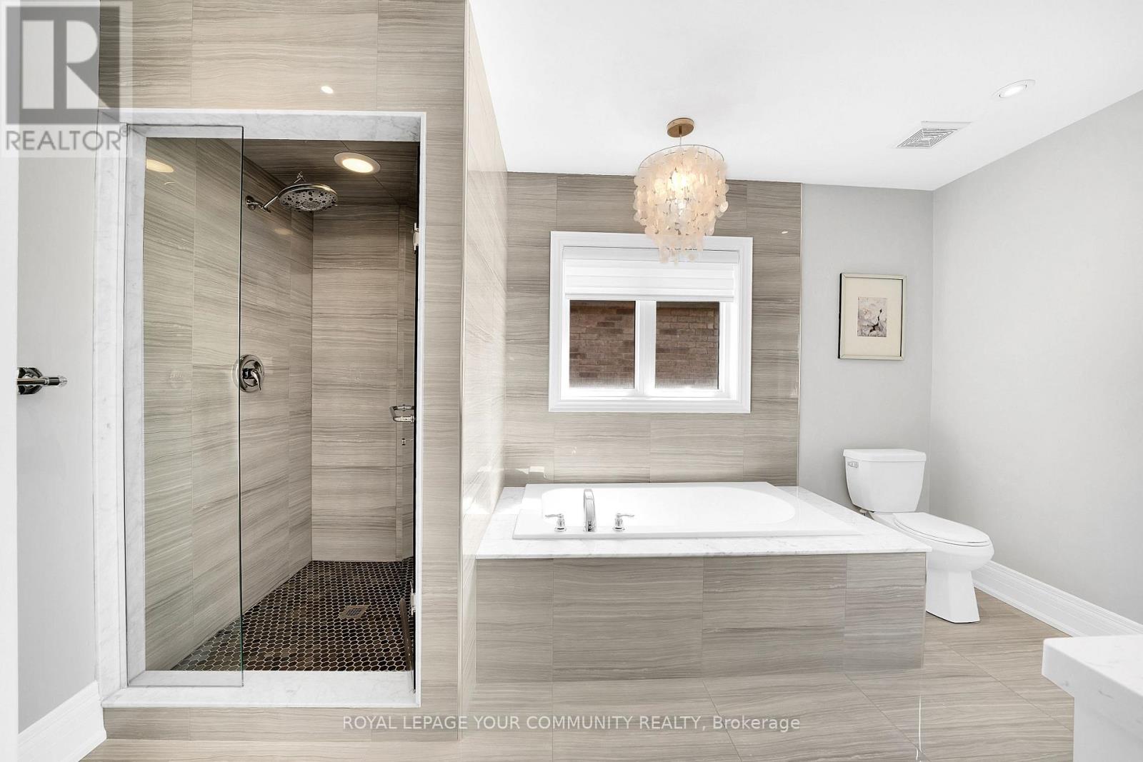 Photo 23 of 306 West Lawn Crescent, Whitchurchstouffville ON