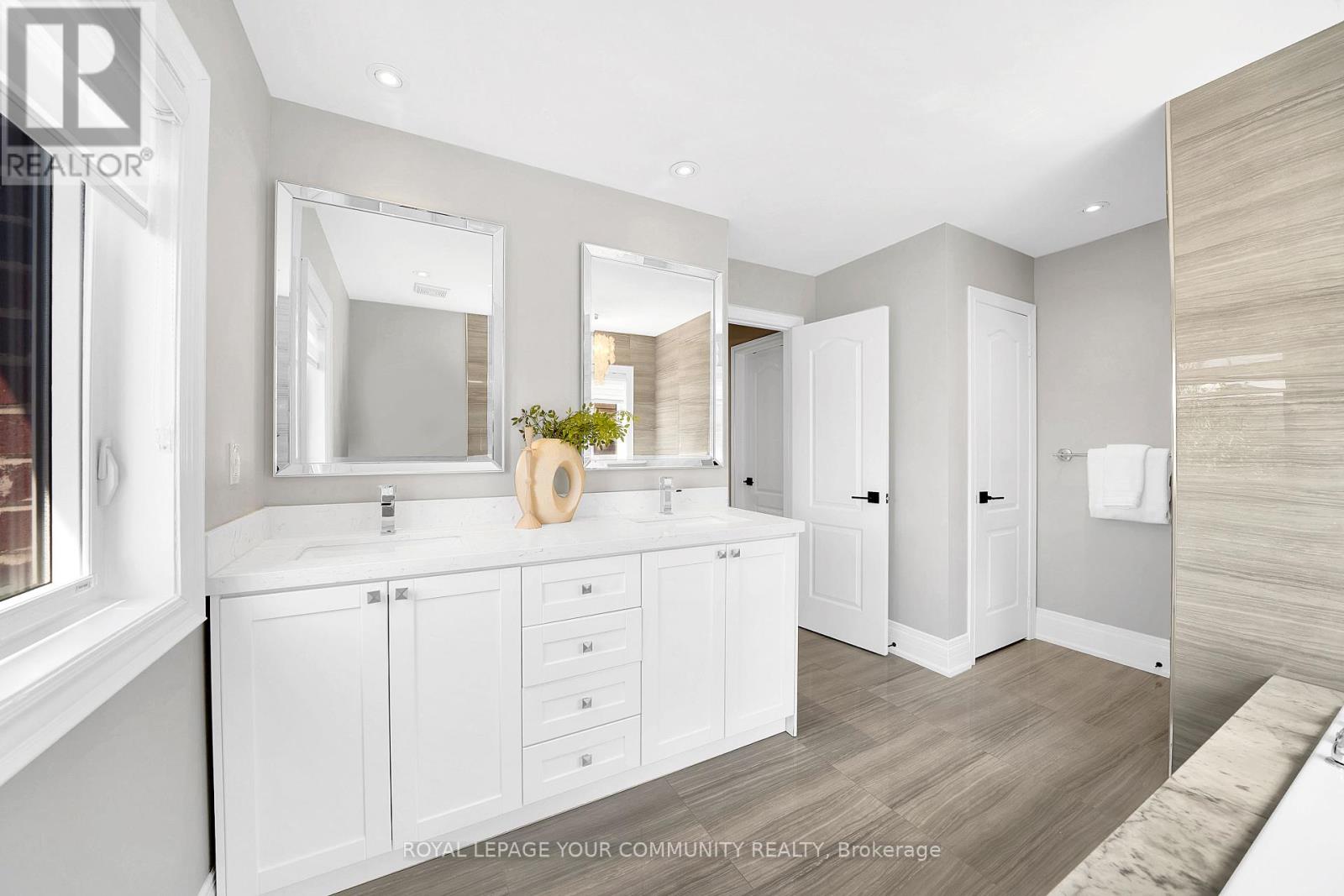 Photo 24 of 306 West Lawn Crescent, Whitchurchstouffville ON