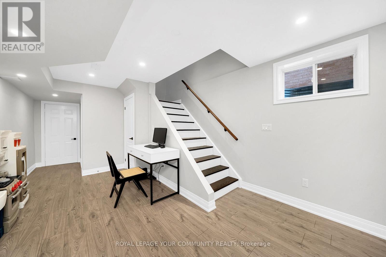 Photo 31 of 306 West Lawn Crescent, Whitchurchstouffville ON