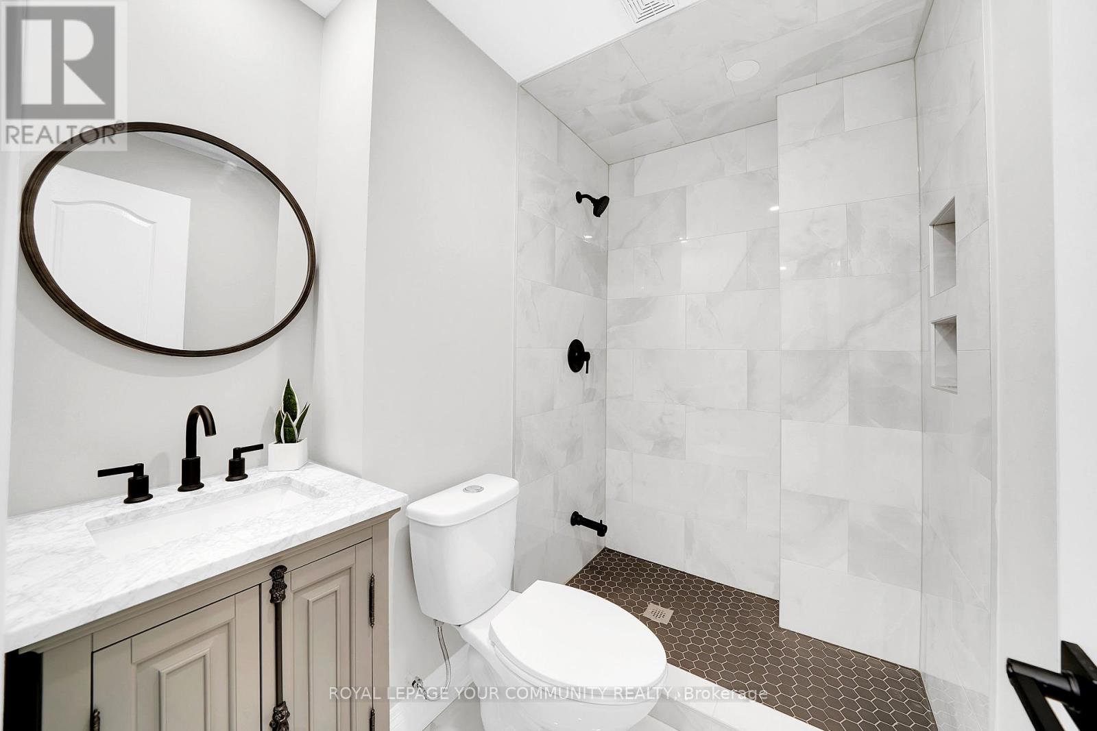 Photo 33 of 306 West Lawn Crescent, Whitchurchstouffville ON