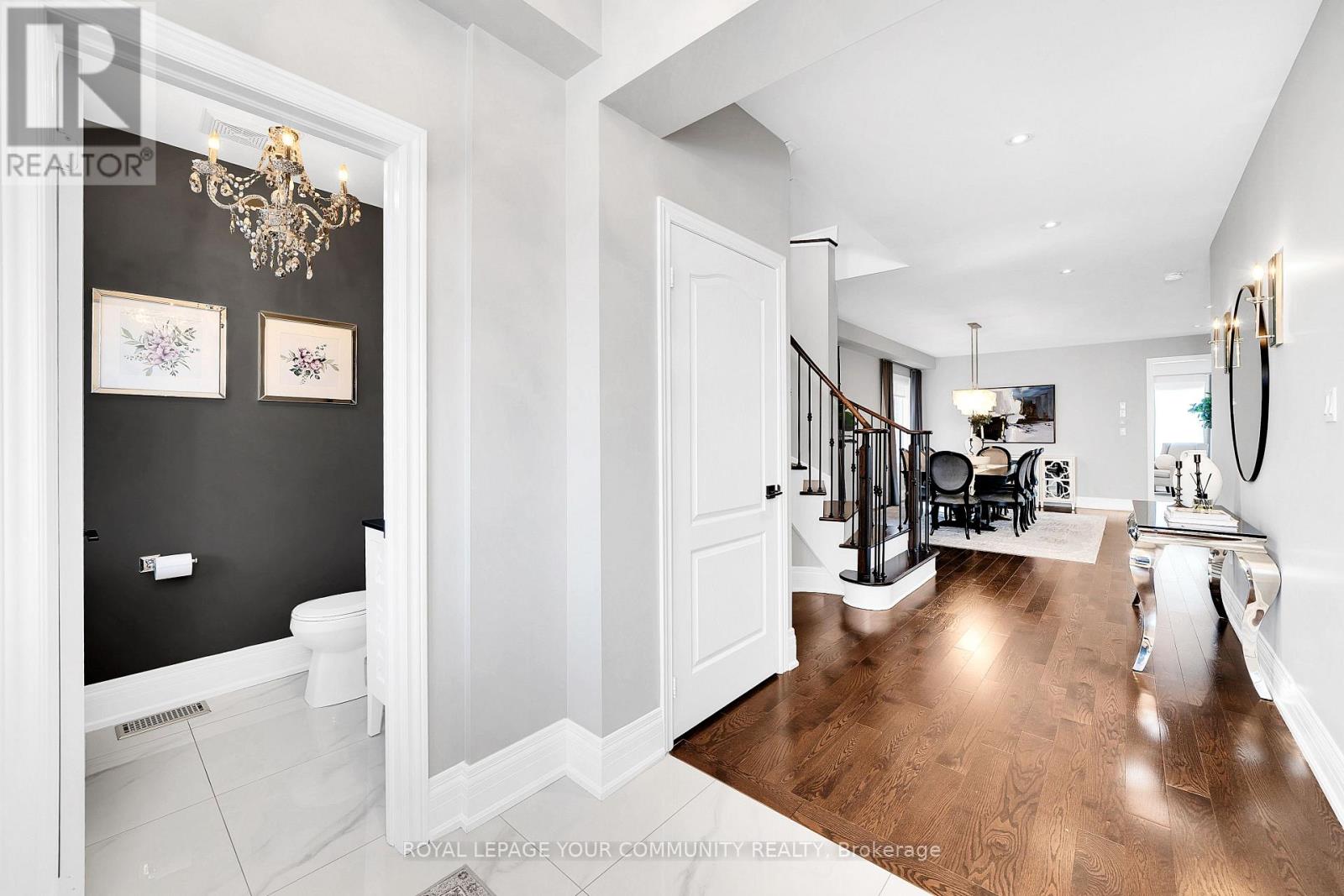 Photo 4 of 306 West Lawn Crescent, Whitchurchstouffville ON