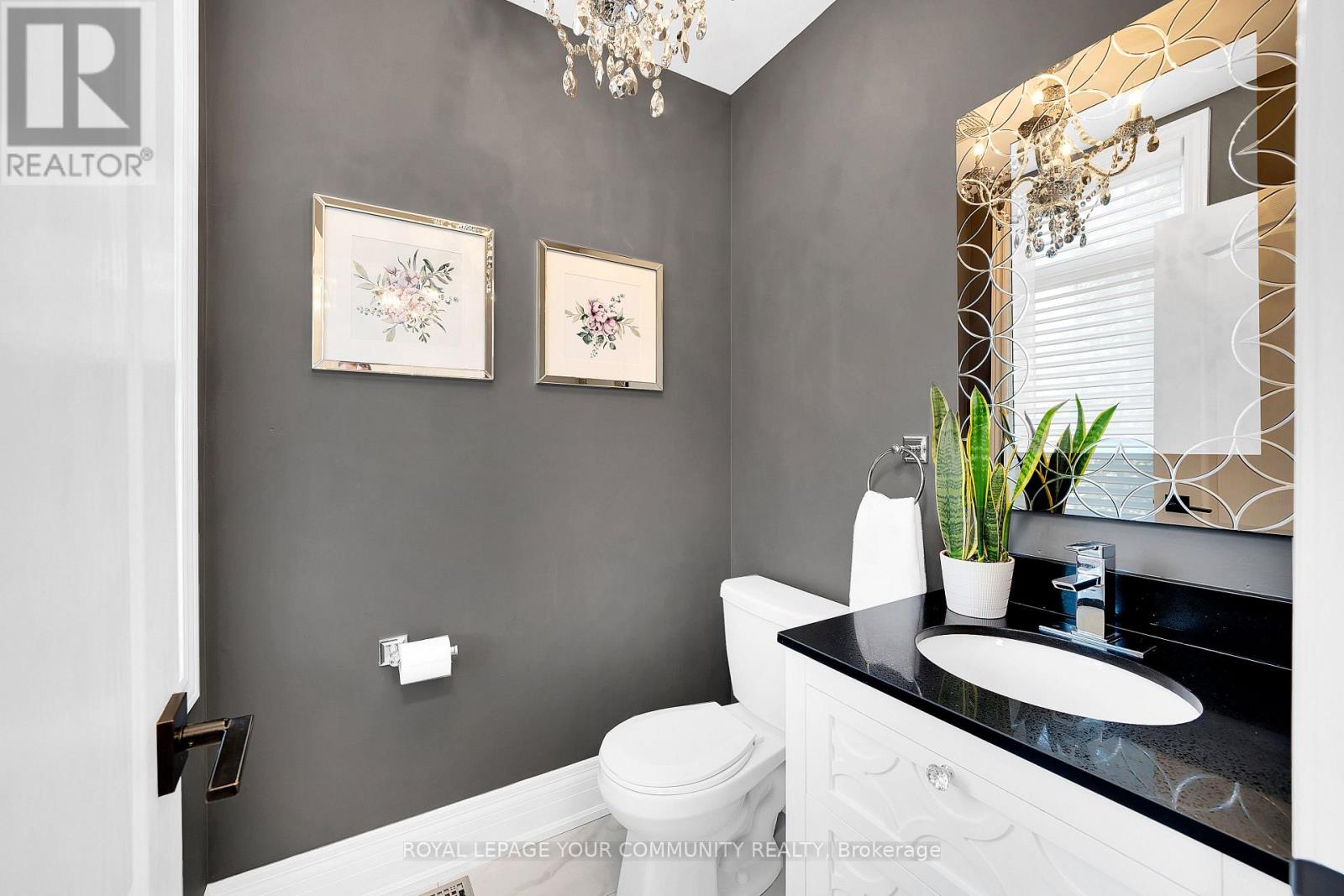 Photo 5 of 306 West Lawn Crescent, Whitchurchstouffville ON