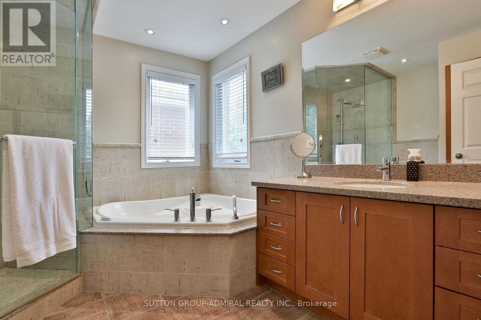 Photo 37 of 135 Heatherton Way, Vaughan ON