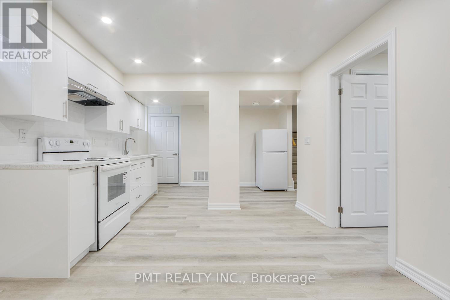 Photo 6 of Bsmt 124 Edinborough Court, Toronto ON