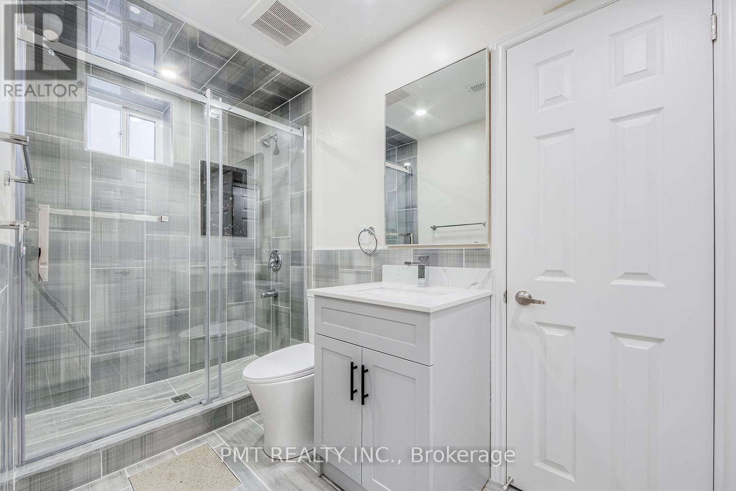 Photo 10 of Bsmt 124 Edinborough Court, Toronto ON