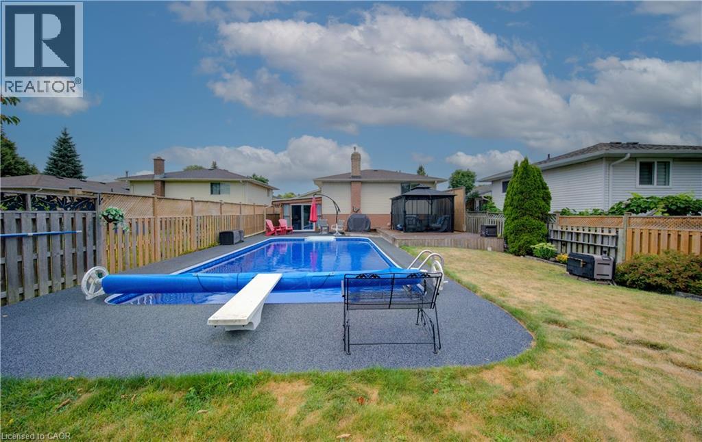 Photo 4 of 12 Mccabe Court, Kitchener ON