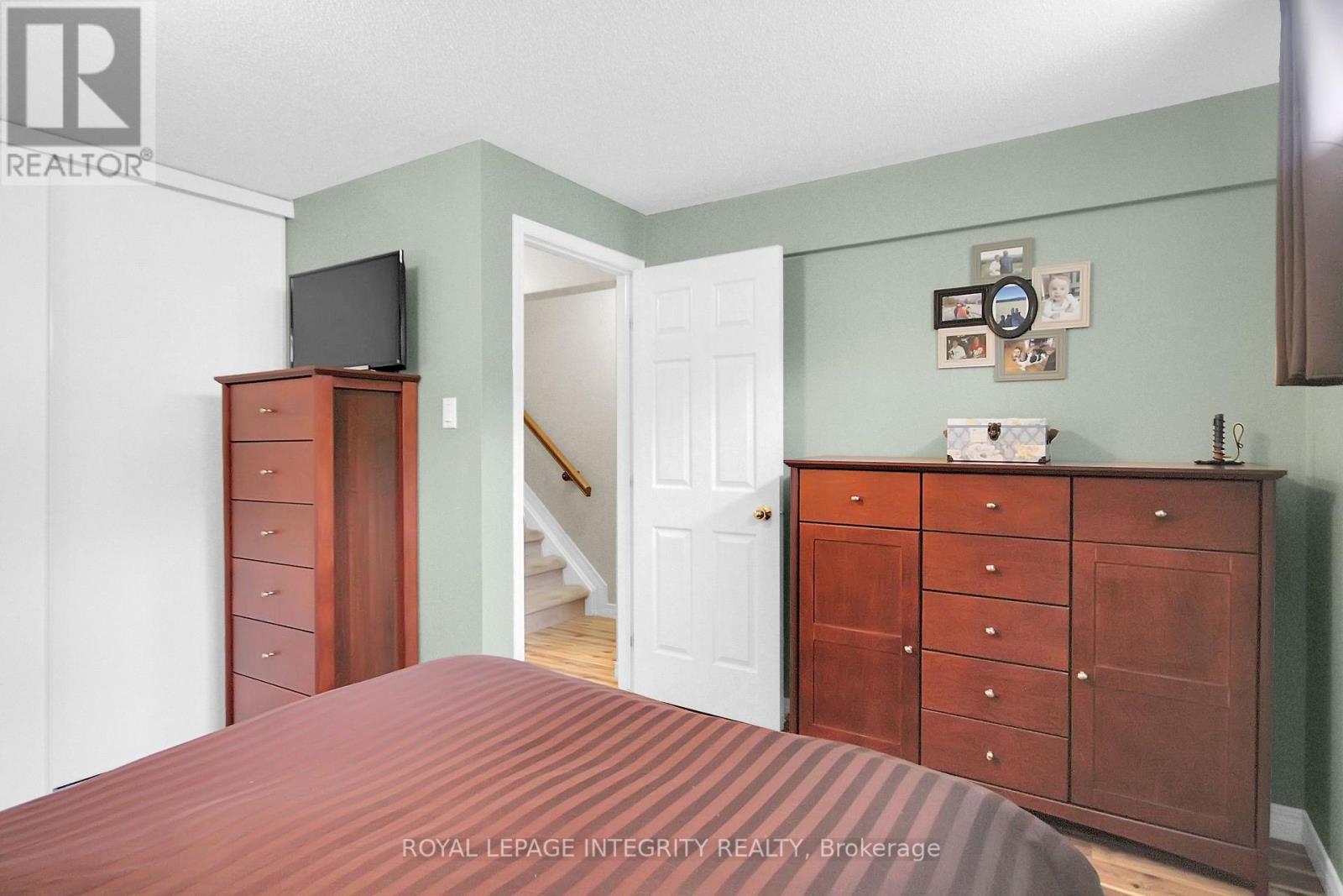 Photo 37 of 22 Halkirk Avenue, Ottawa ON