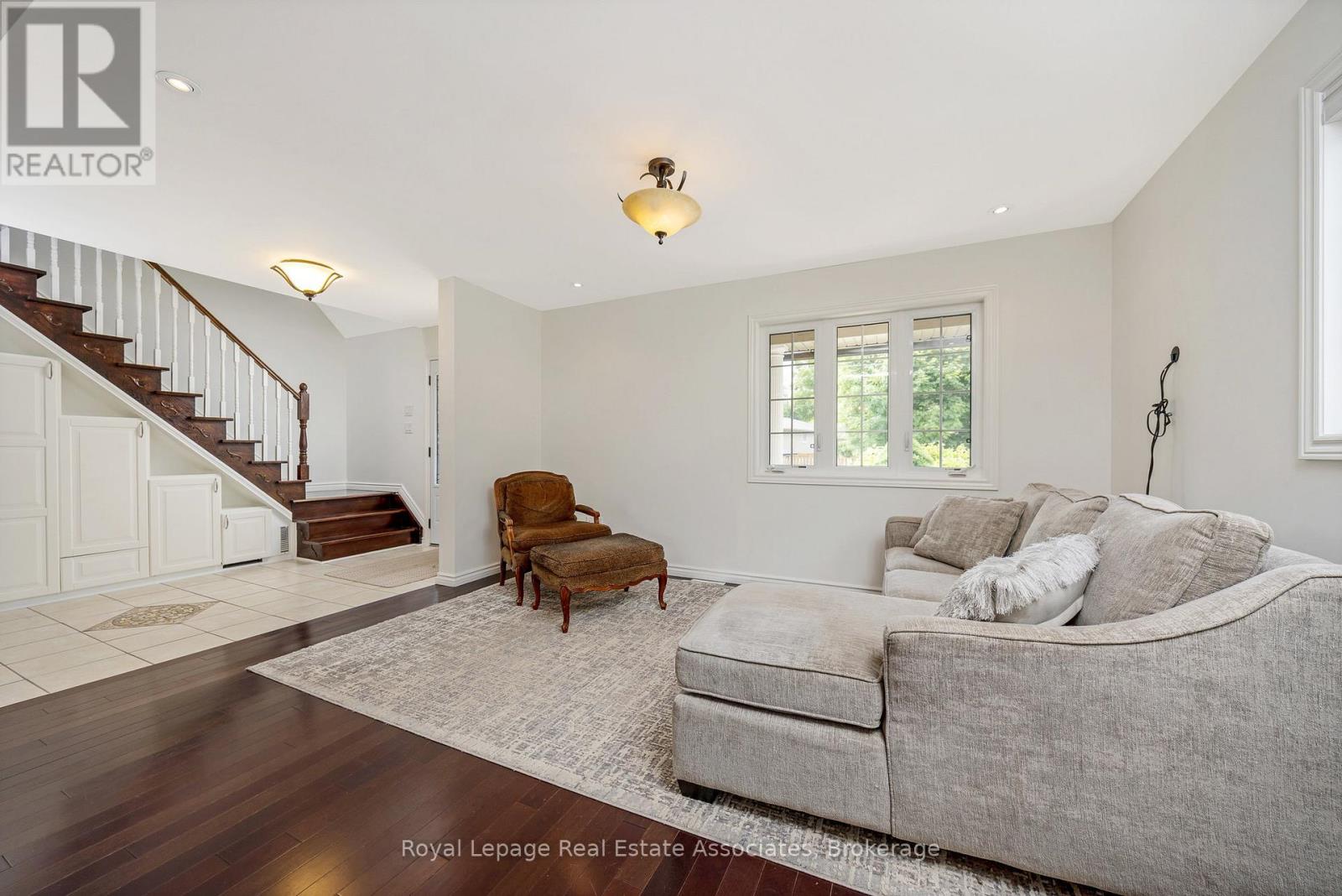 Photo 6 of 104 Charles Street, Halton Hills ON