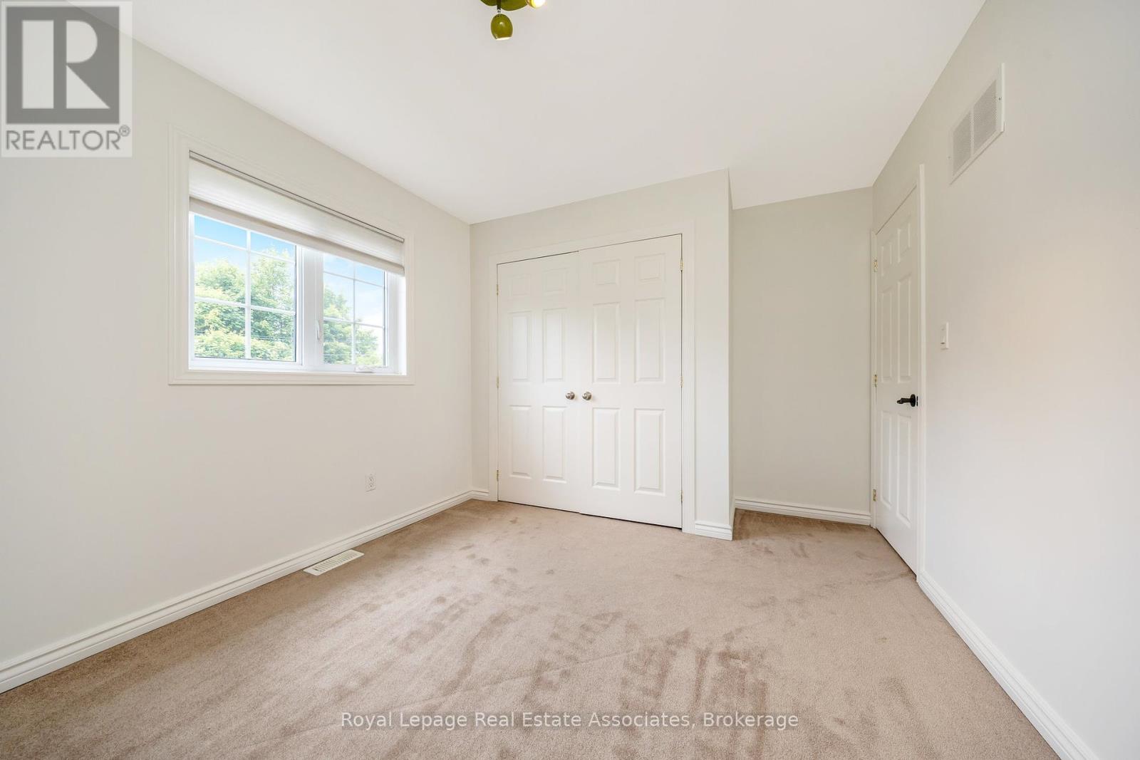 Photo 7 of 104 Charles Street, Halton Hills ON