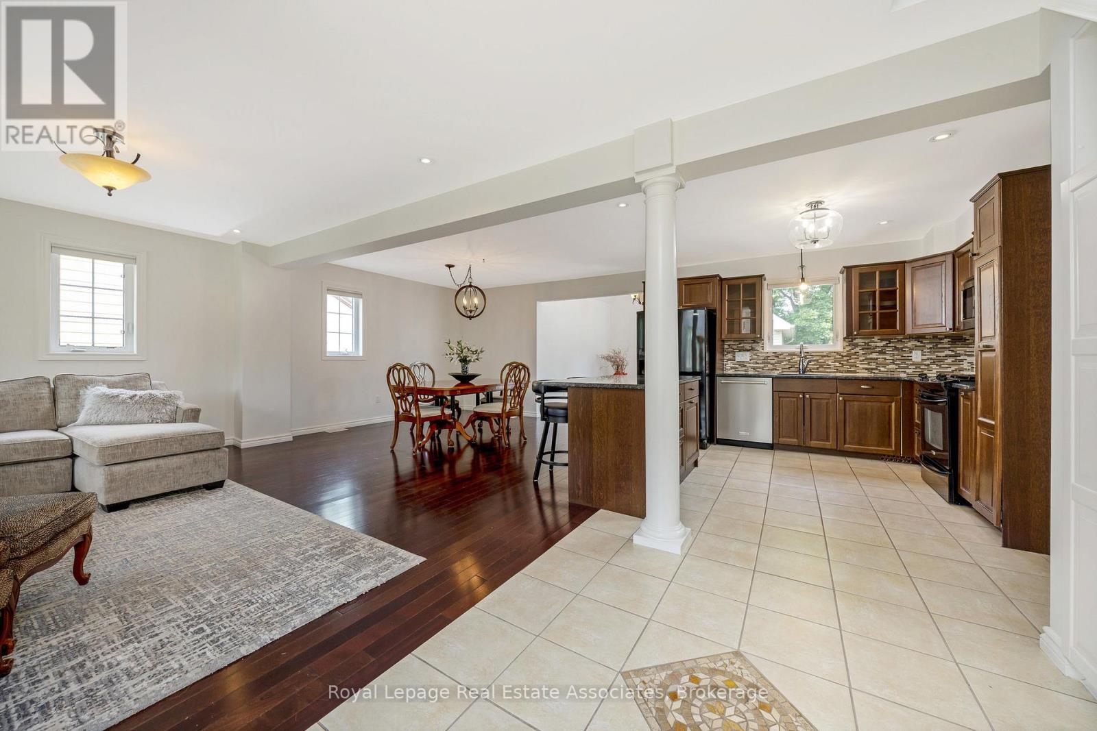 Photo 2 of 104 Charles Street, Halton Hills ON