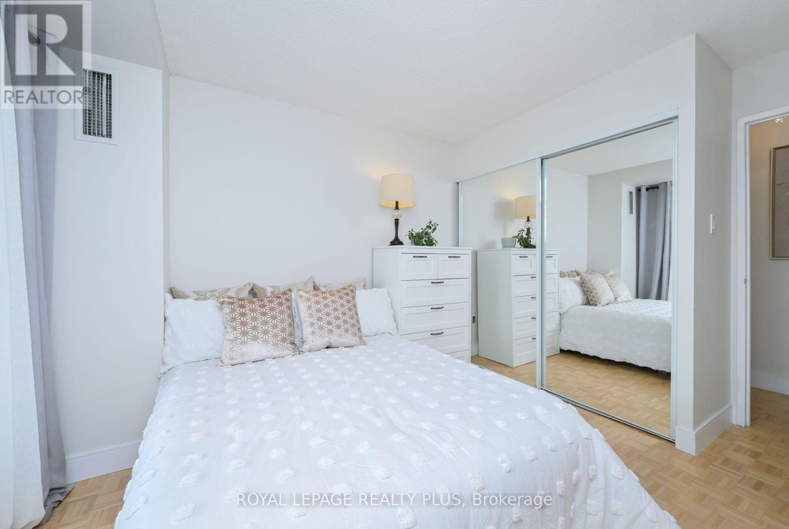 Photo 8 of 2306 8 Lisa Street, Brampton ON