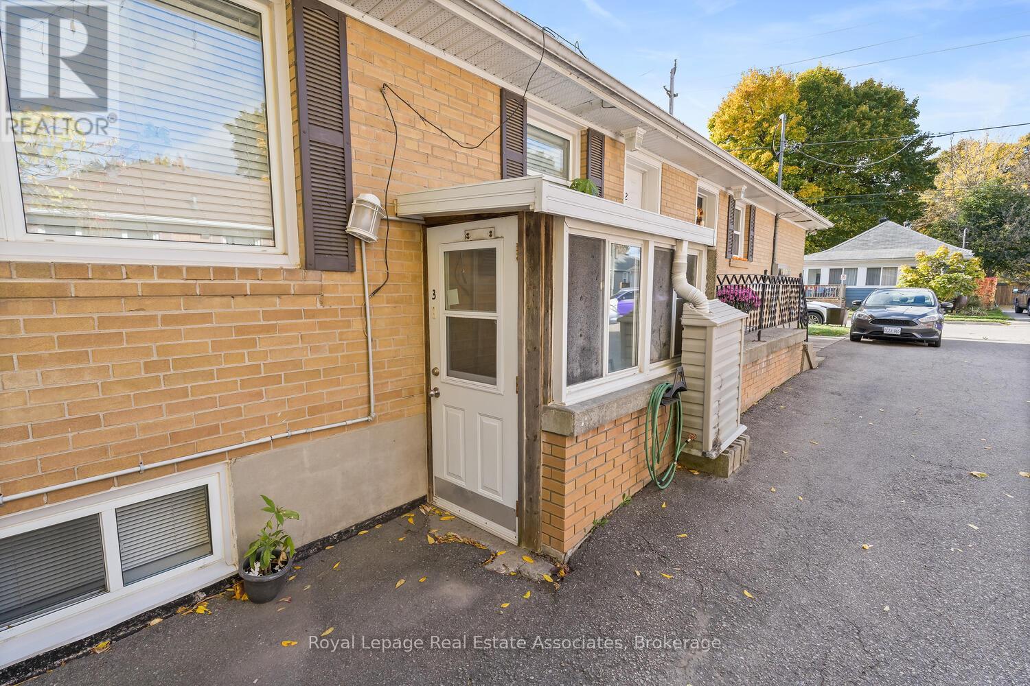 Photo 5 of 17 Academy Road, Halton Hills ON