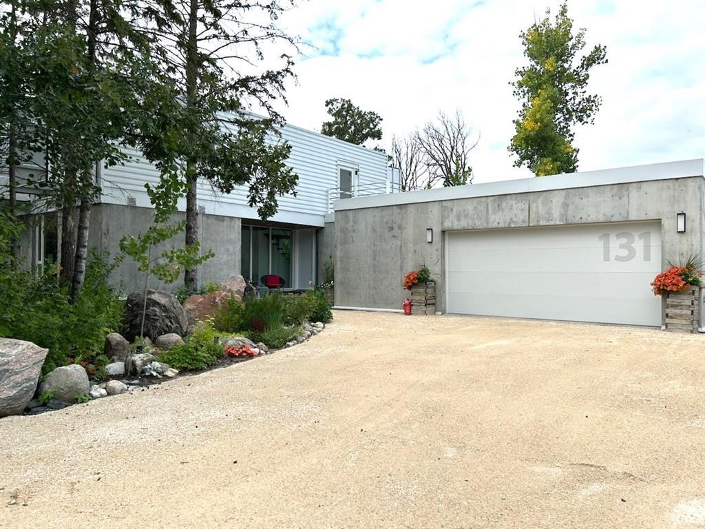 Photo 2 of 131 College Avenue, Kleefeld MB