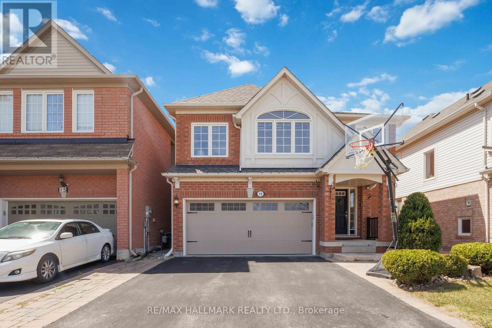 Photo 2 of 19 Hiram Johnson Road, Whitchurchstouffville ON