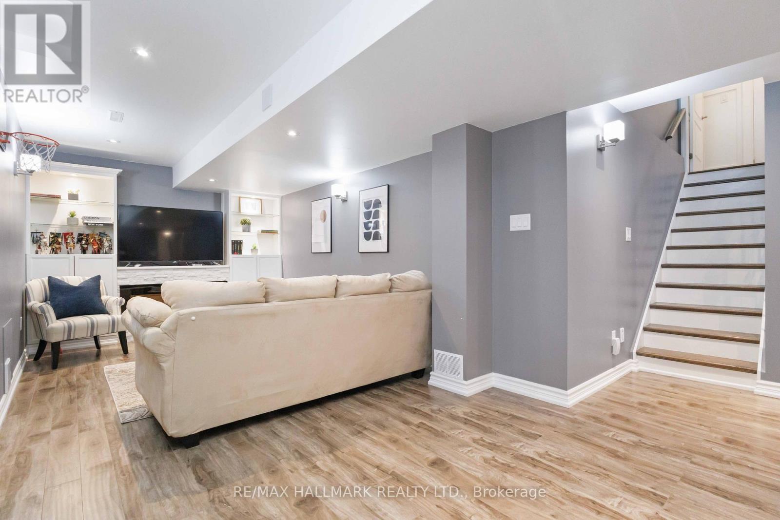 Photo 33 of 19 Hiram Johnson Road, Whitchurchstouffville ON