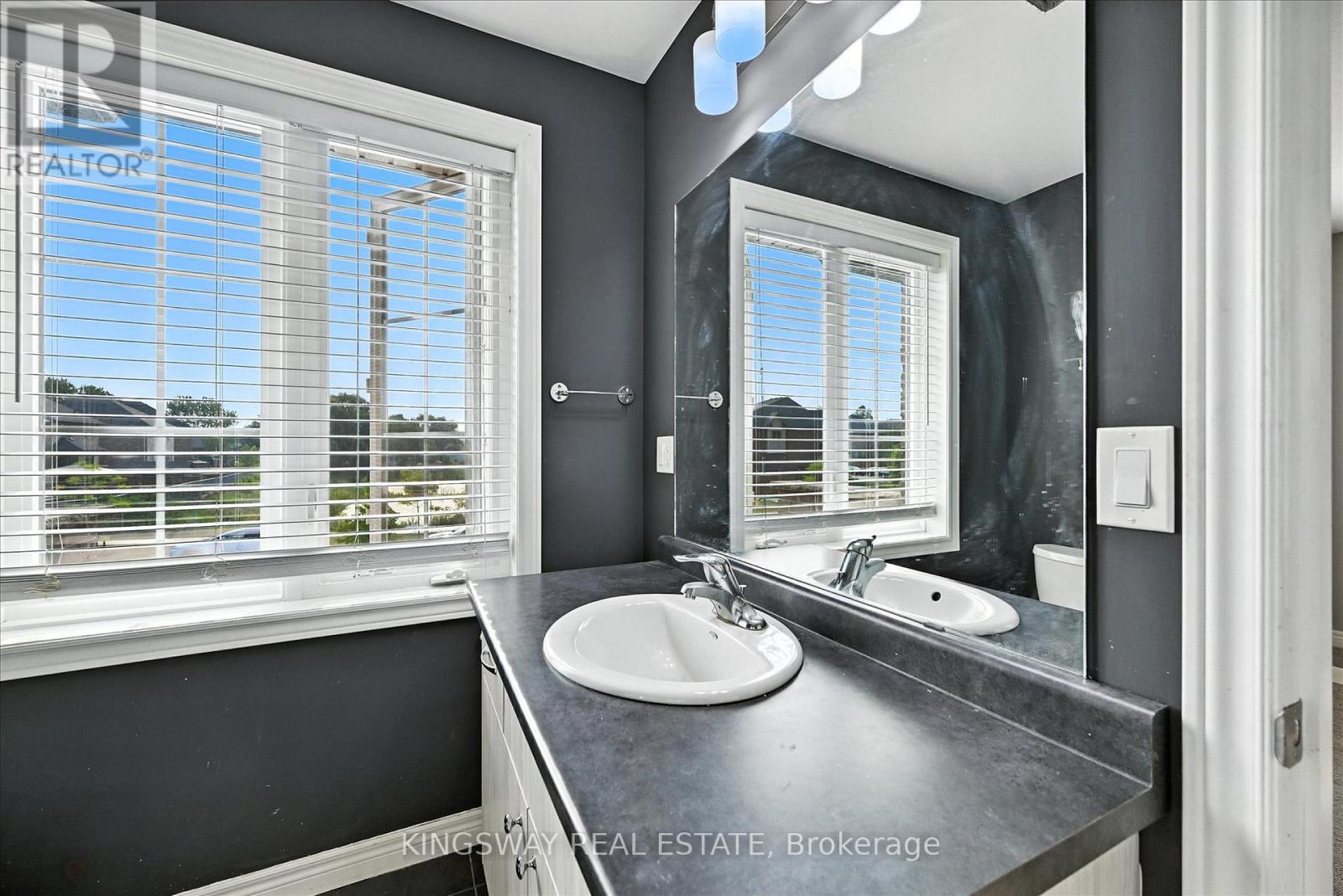 Photo 15 of 17 Dennis Drive, West Lincoln ON
