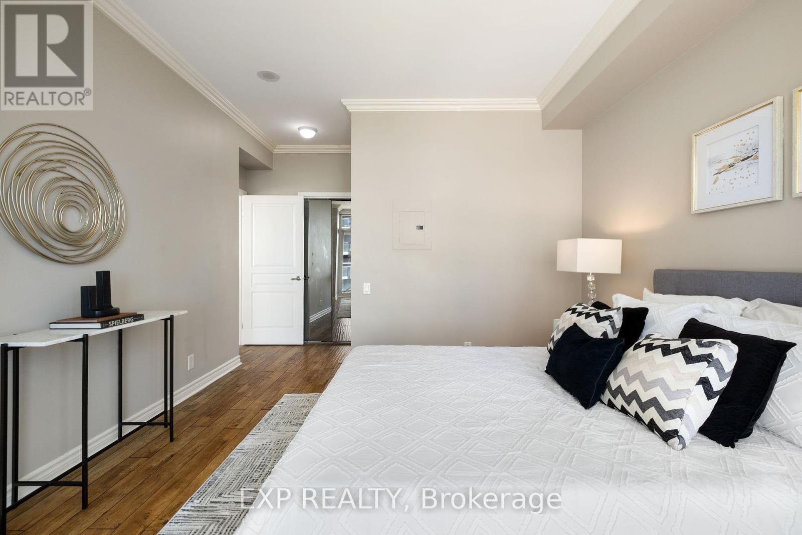 Photo 11 of 409 2067 Lake Shore Boulevard, Toronto ON