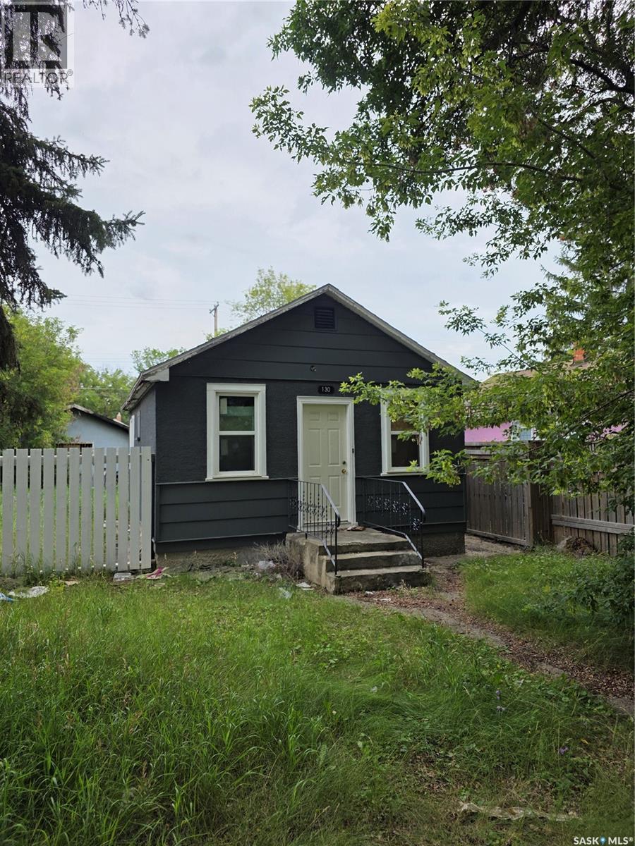 Photo 3 of 130 K Avenue S, Saskatoon SK
