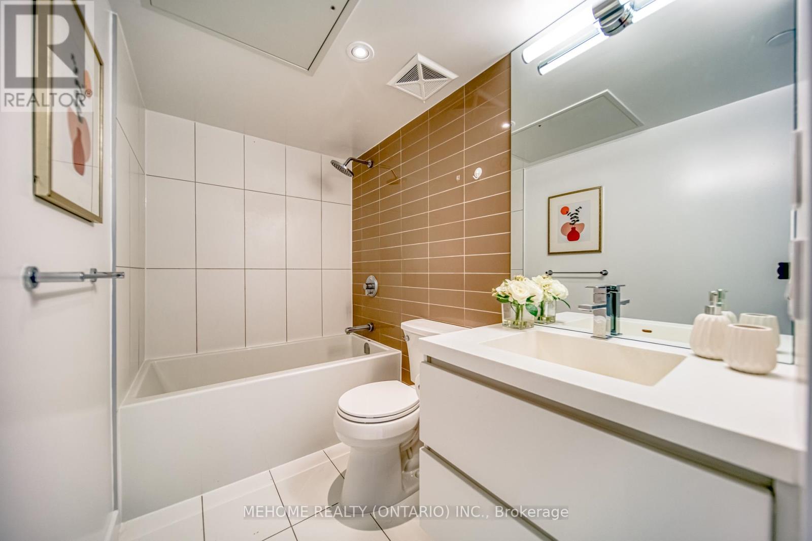 Photo 2 of 706 85 Queens Wharf Road, Toronto ON