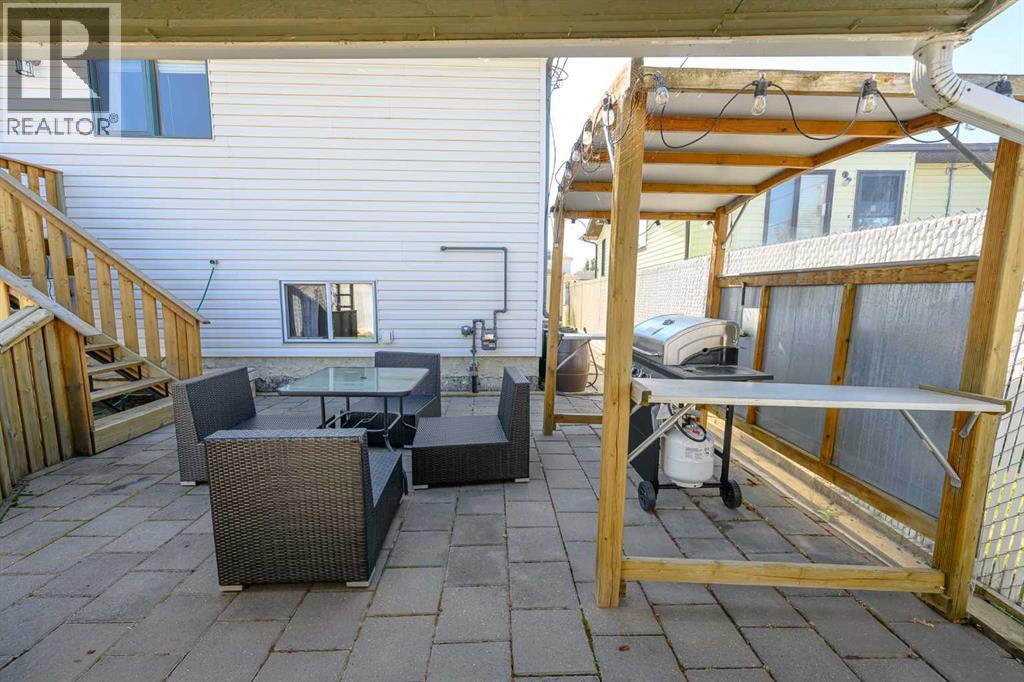 Photo 40 of 9518 94 Avenue, Wembley AB