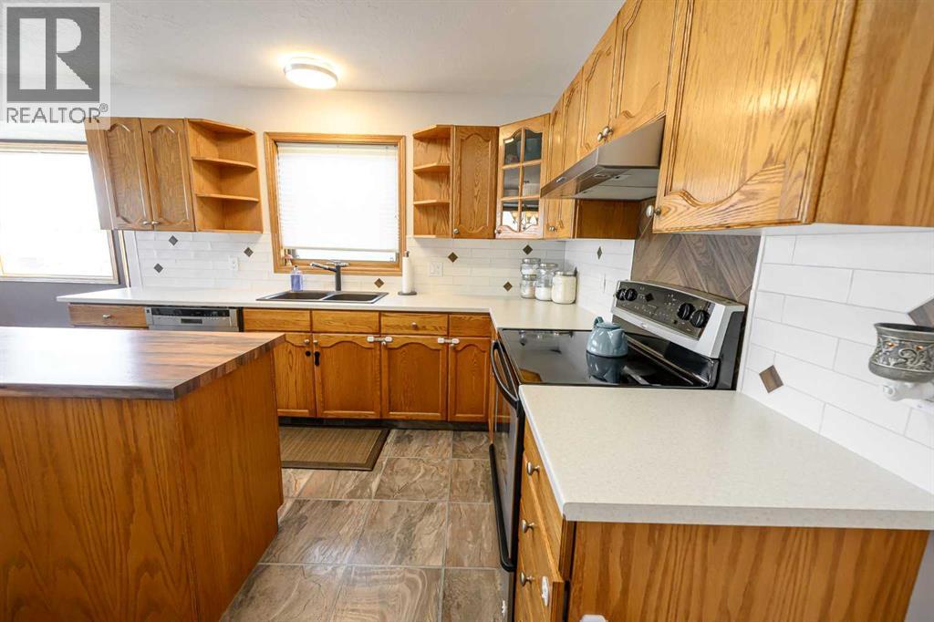 Photo 37 of 9518 94 Avenue, Wembley AB