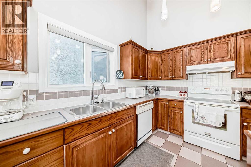 Photo 12 of 8 Signature Point Sw, Calgary AB