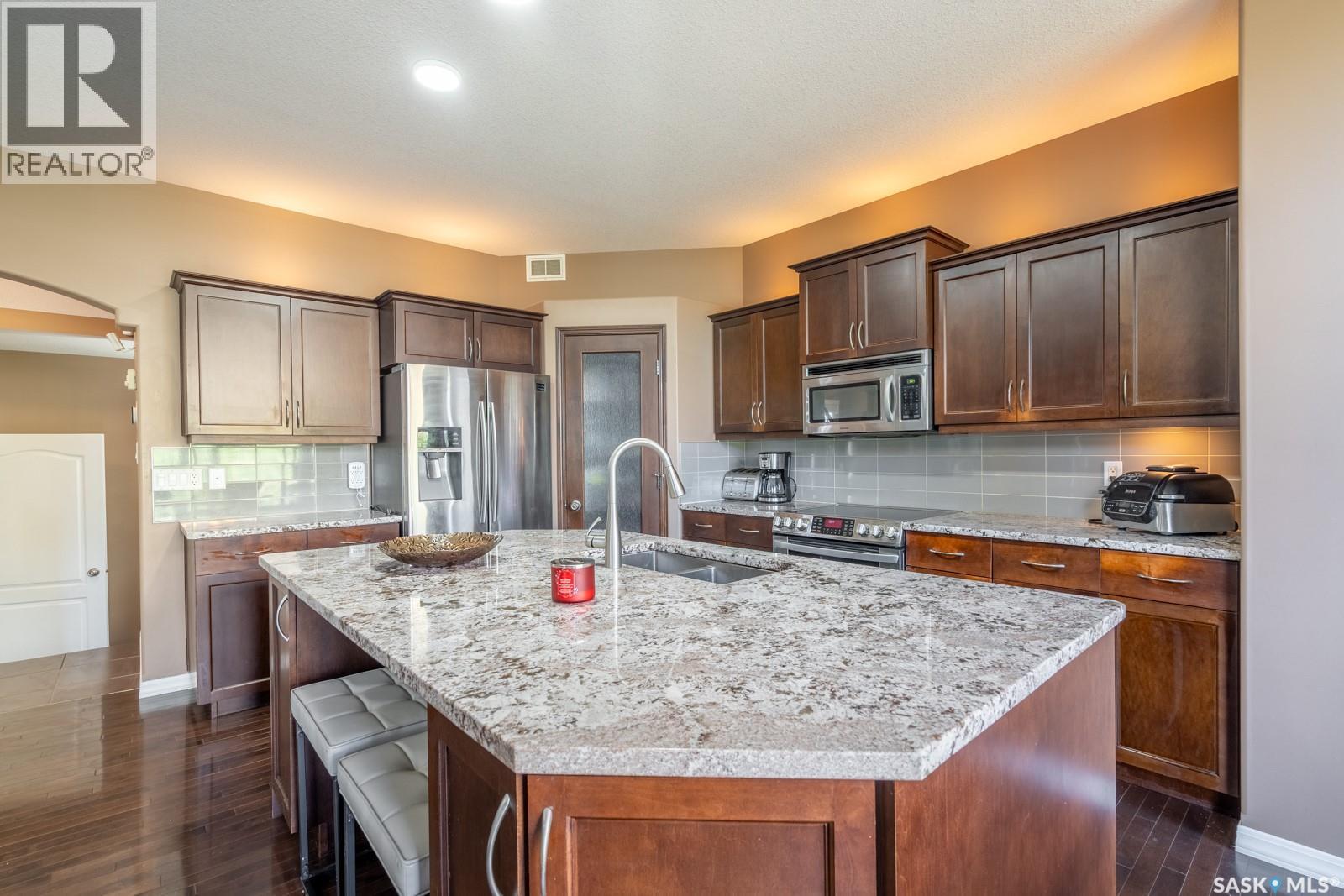 Photo 10 of 4738 Mazinke Crescent, Regina SK