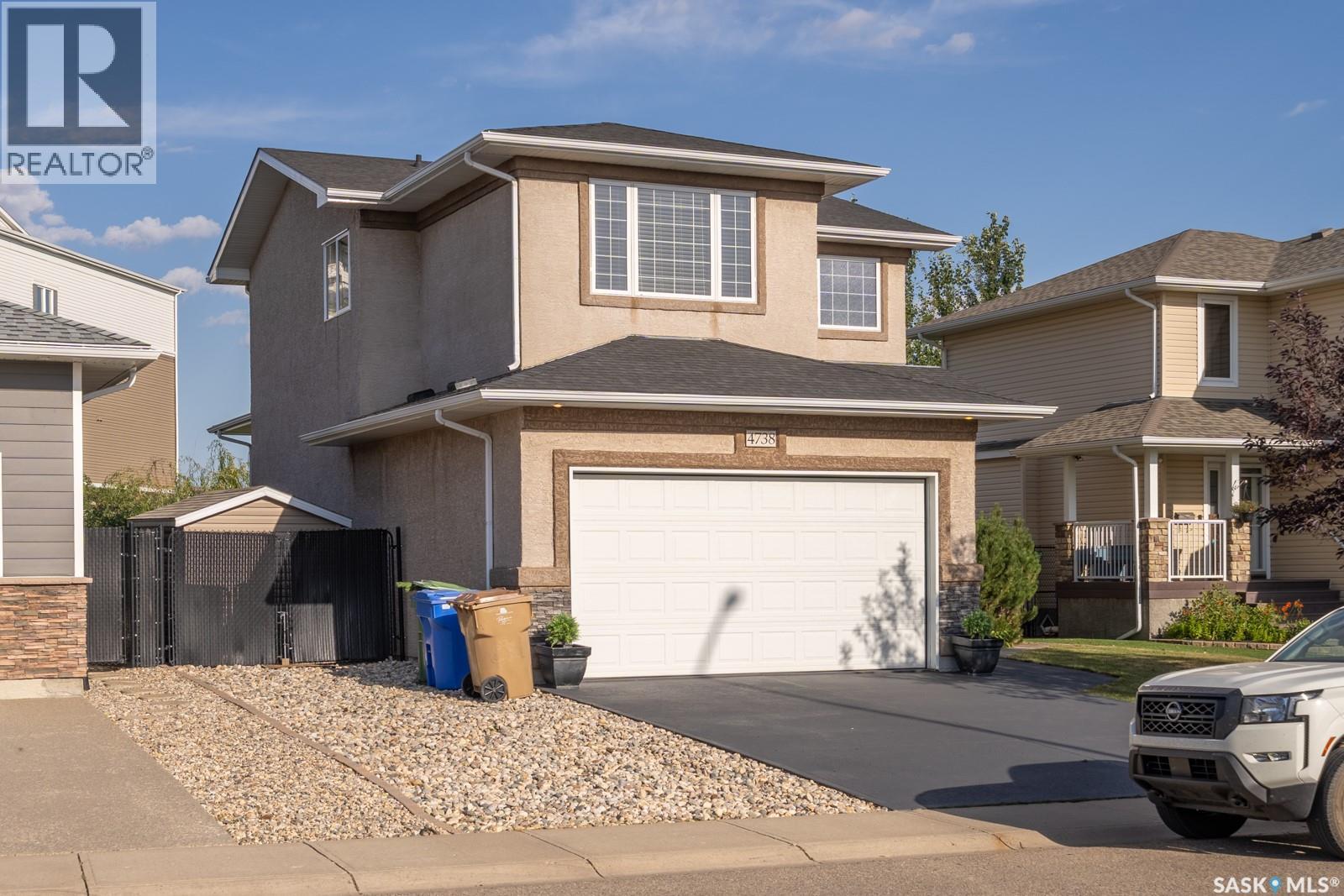 Photo 2 of 4738 Mazinke Crescent, Regina SK