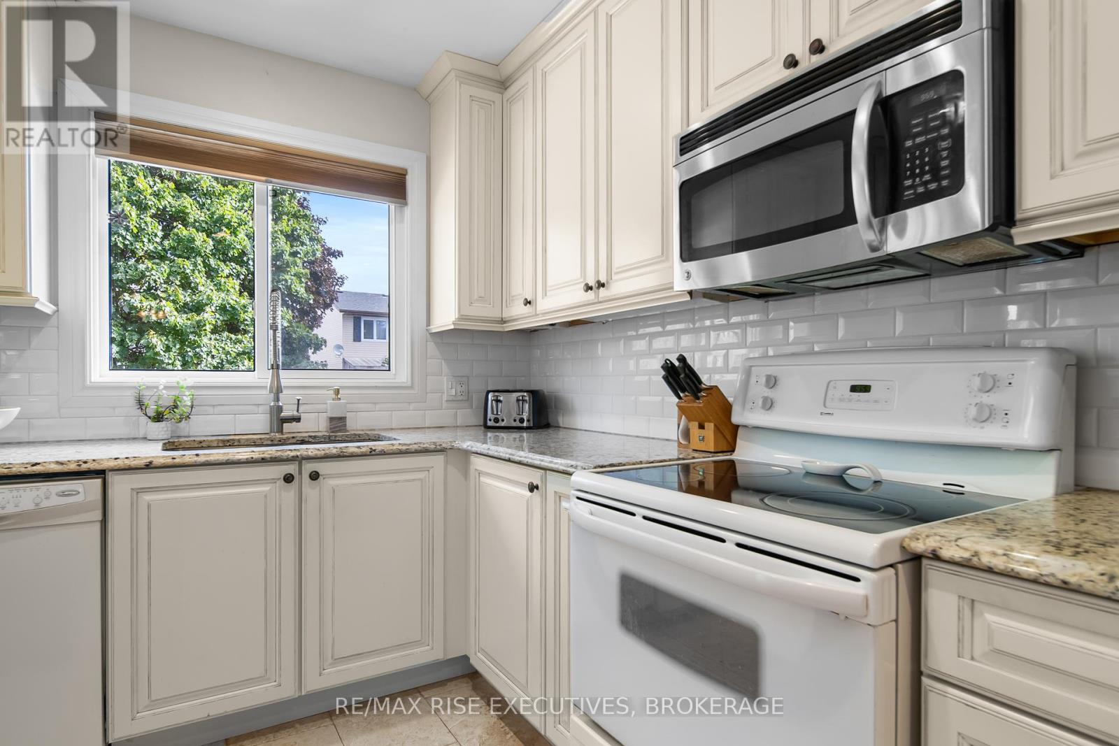 Photo 10 of 932 Milford Drive, Kingston ON