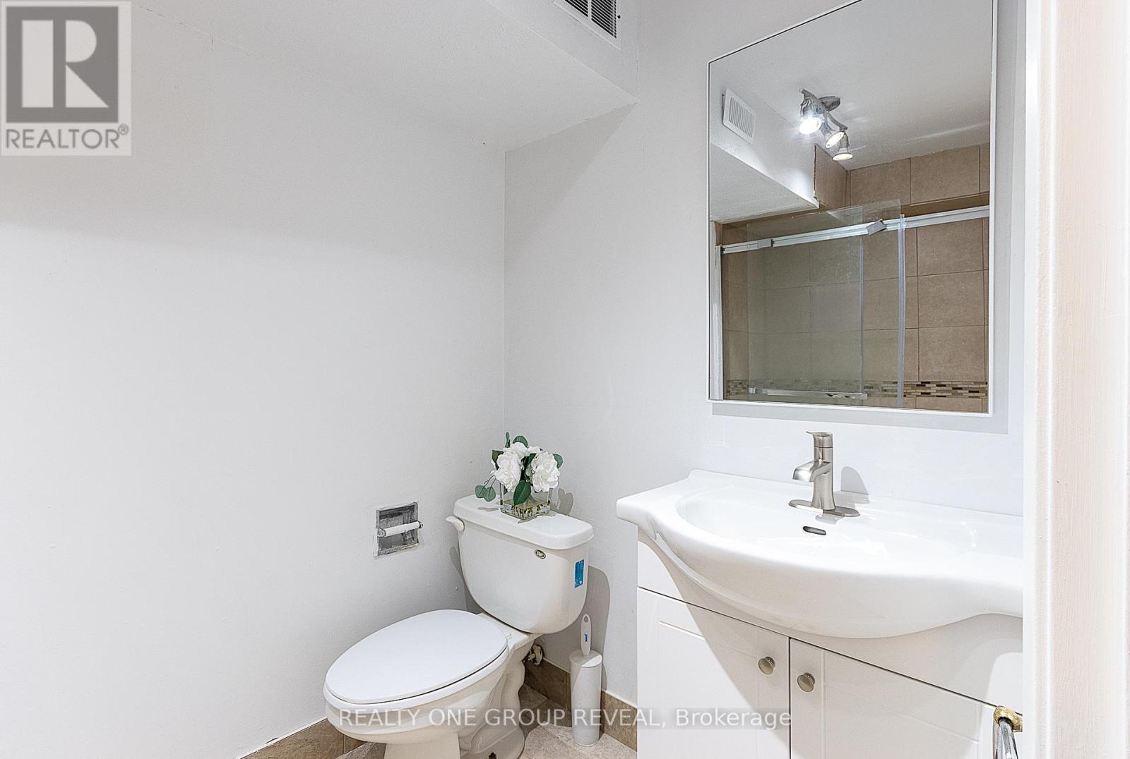 Photo 17 of 822 Kilkenny Court N, Oshawa ON
