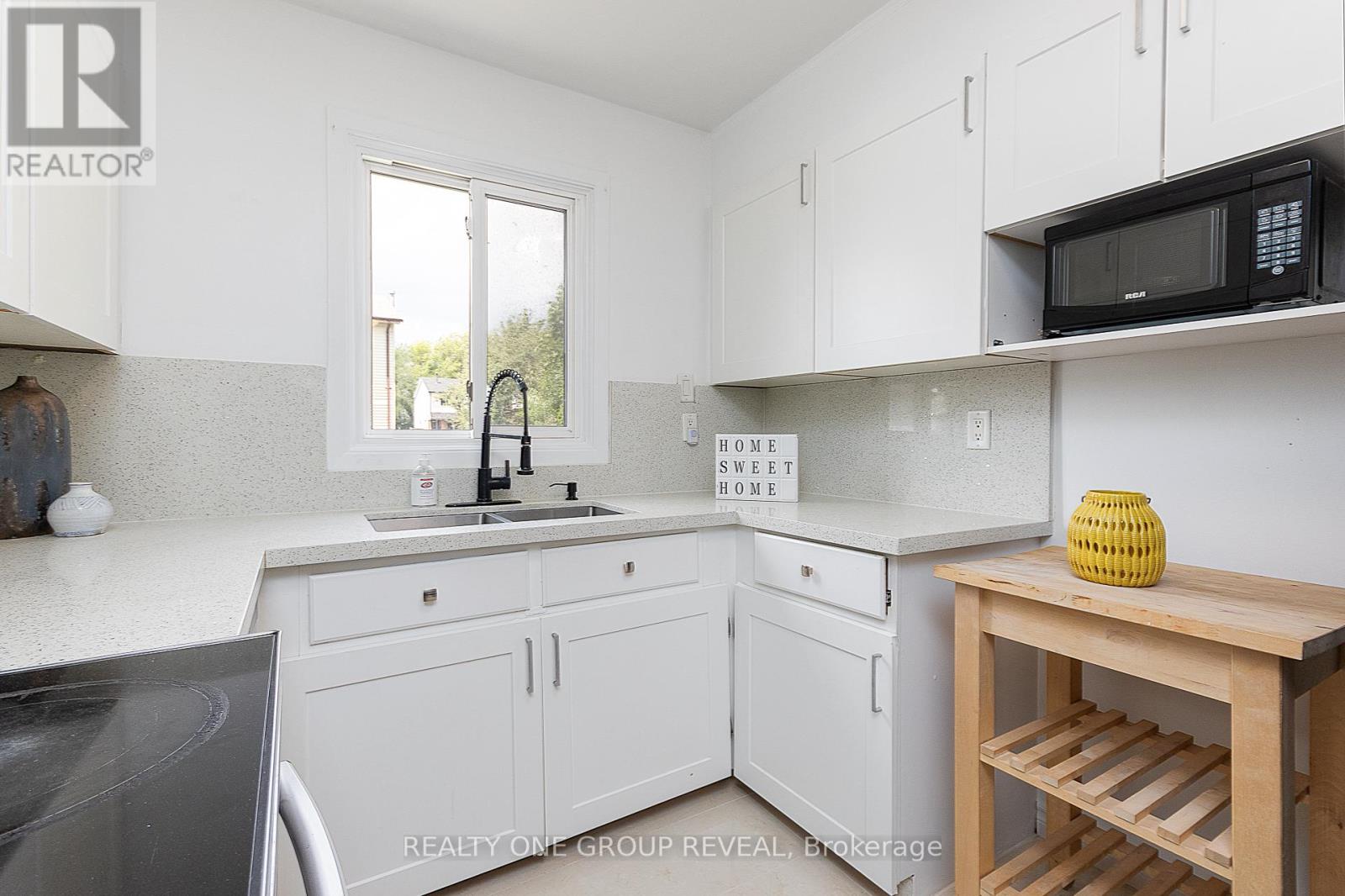 Photo 6 of 822 Kilkenny Court N, Oshawa ON