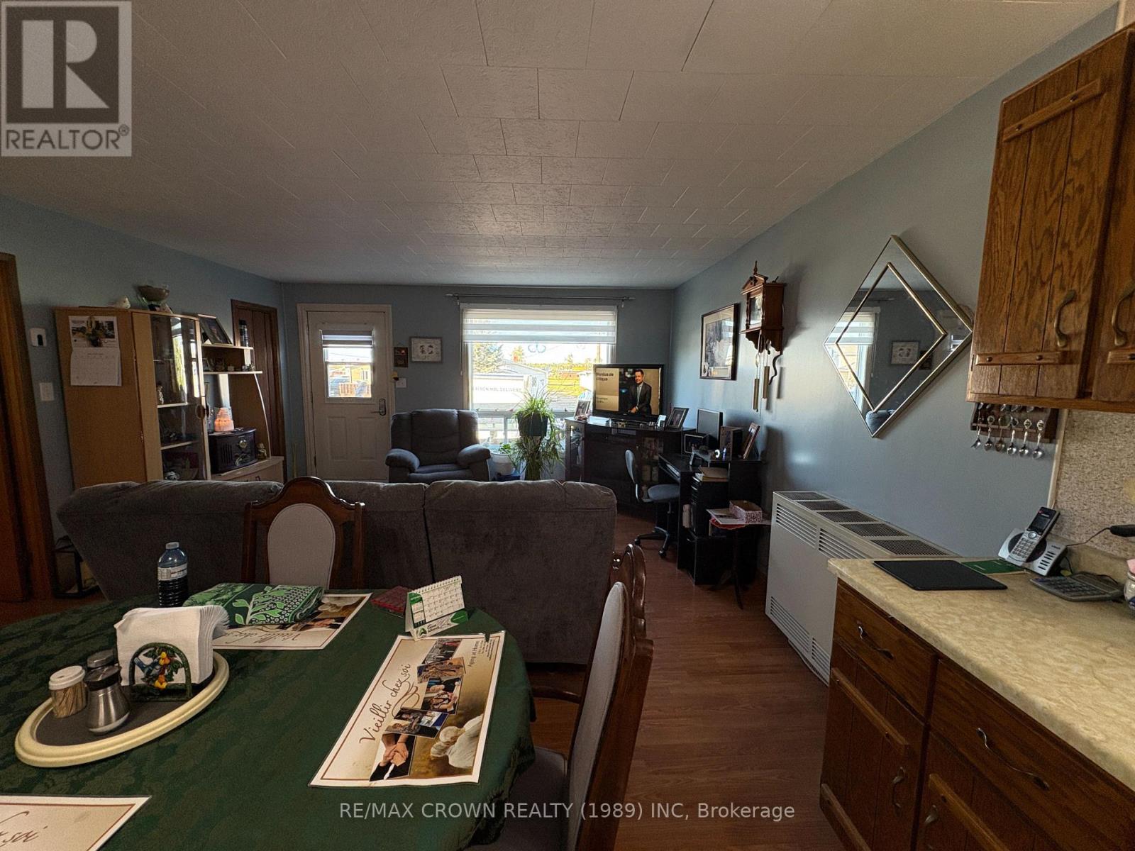 Photo 3 of 213 Balmoral Avenue W, Matticeval Cote ON