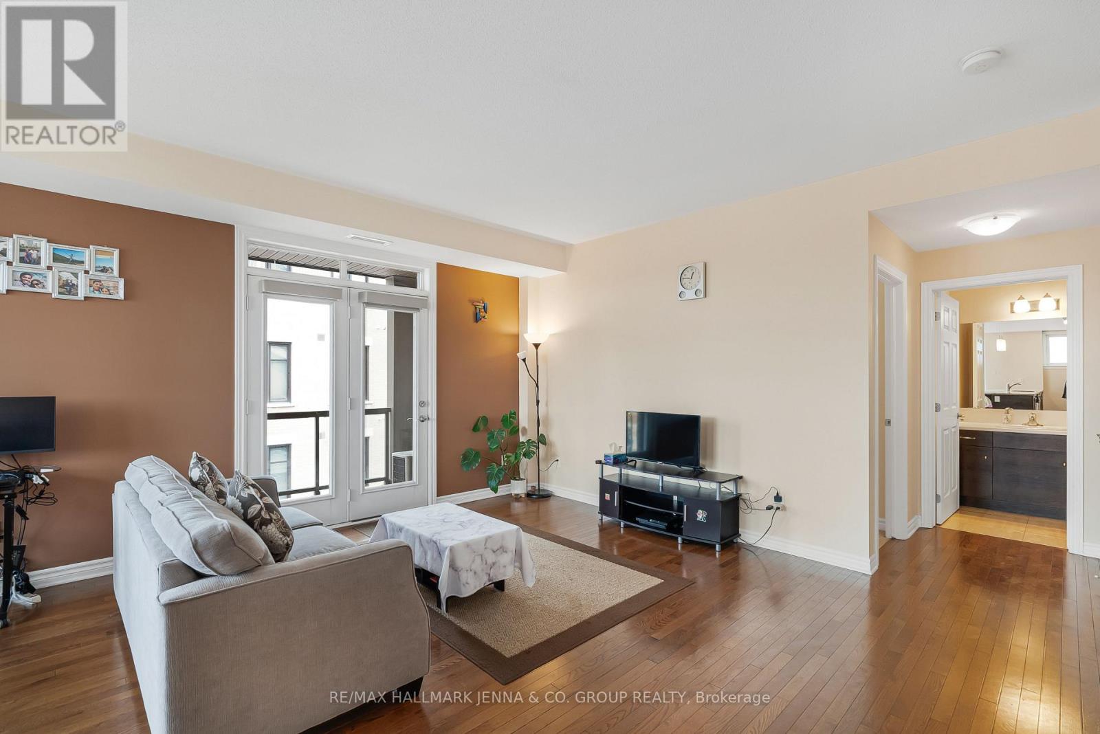 Photo 19 of 201 140 Guelph Private, Ottawa ON