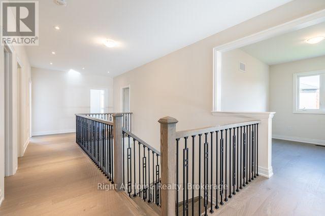 Photo 22 of 94 Smokey Hollow Place S, Hamilton ON