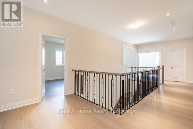 Photo 16 of 94 Smokey Hollow Place S, Hamilton ON