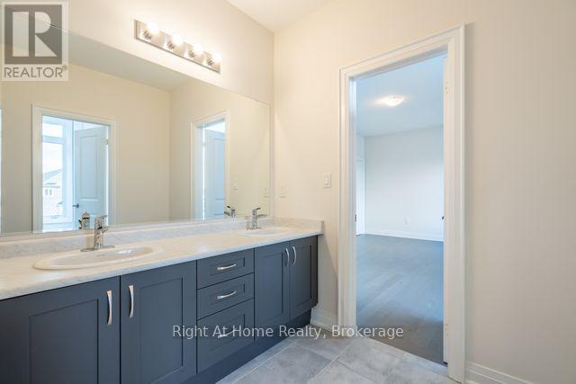 Photo 17 of 94 Smokey Hollow Place S, Hamilton ON