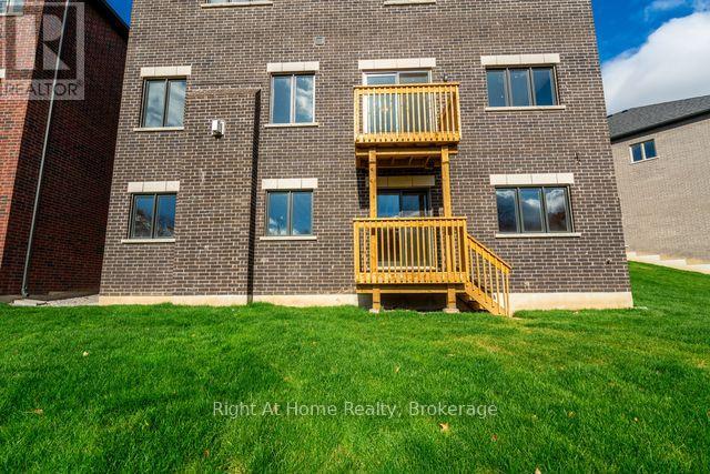 Photo 19 of 94 Smokey Hollow Place S, Hamilton ON