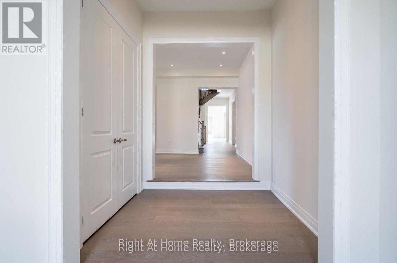 Photo 3 of 94 Smokey Hollow Place S, Hamilton ON