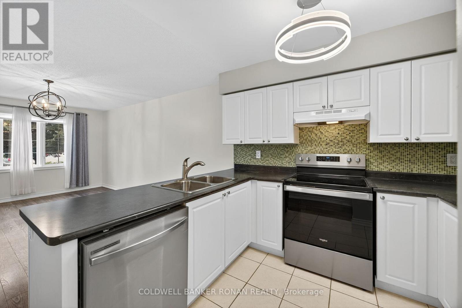 Photo 10 of 8 49 Ferndale Drive S, Barrie ON